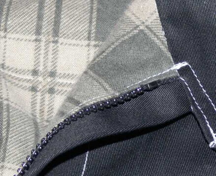 detail flanelového zateplení zimní kombinézy a prošití