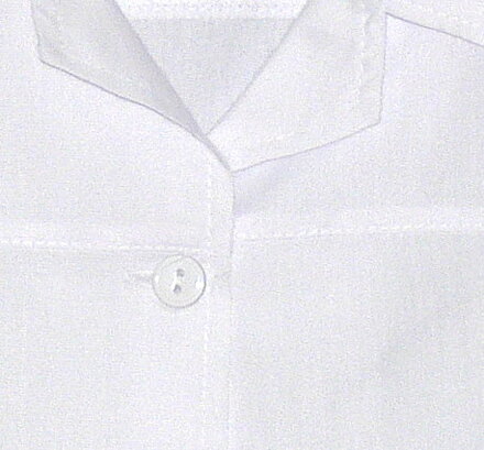 bílá halenka s krátkým rukávem - detail